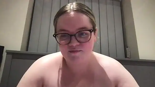 Snapshot of honeyyy24 chatting on 05-26-26, 10:28 honeyyy24 online show from 05-26-26, 10:28