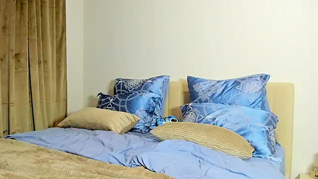 kirraa  online show from 10-28-25, 06:54