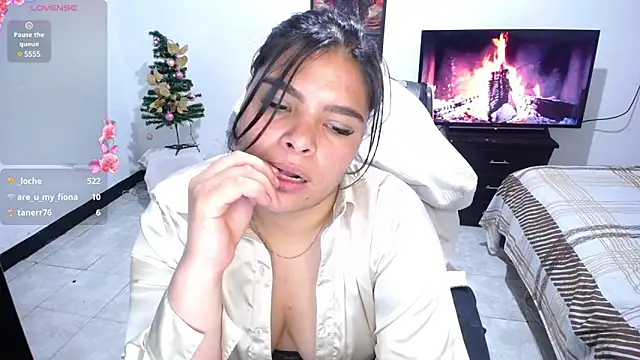 Snapshot of goddess_valXX chatting on 12-31-24, 01:30 goddess valXX online show from 12-31-24, 01:30