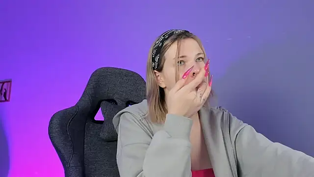 Snapshot of AliceSunday chatting on 12-24-24, 11:06 AliceSunday online show from 12-24-24, 11:06