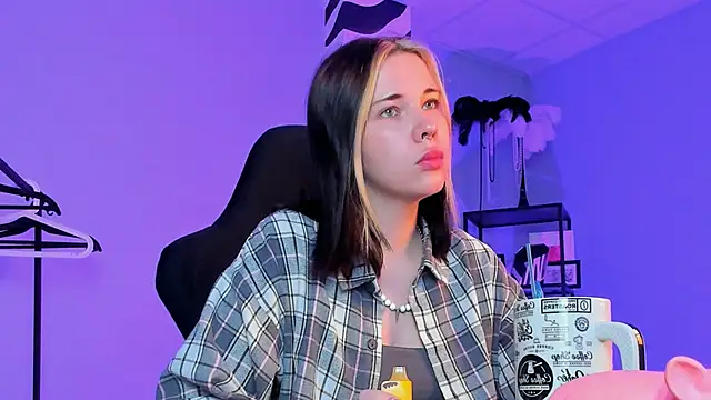 Snapshot of AliceSunday chatting on 10-19-25, 02:01 AliceSunday online show from 10-19-25, 02:01