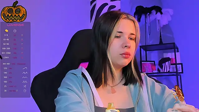 Snapshot of AliceSunday chatting on 10-20-25, 02:01 AliceSunday online show from 10-20-25, 02:01