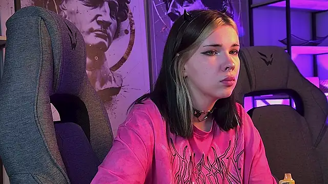 Snapshot of AliceSunday chatting on 10-31-25, 08:37 AliceSunday online show from 10-31-25, 08:37