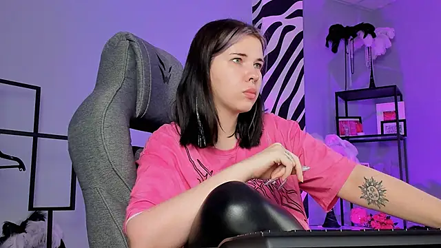 Snapshot of AliceSunday chatting on 11-13-25, 02:21 AliceSunday online show from 11-13-25, 02:21