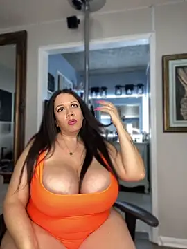 Snapshot of curvyfunlover chatting on 06-17-26, 10:10 curvyfunlover online show from 06-17-26, 10:10