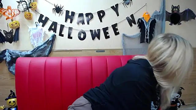 Snapshot of BeatriceFly chatting on 10-28-25, 01:03 BeatriceFly online show from 10-28-25, 01:03