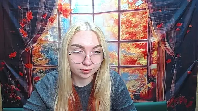 Snapshot of BeatriceFly chatting on 11-18-25, 04:11 BeatriceFly online show from 11-18-25, 04:11