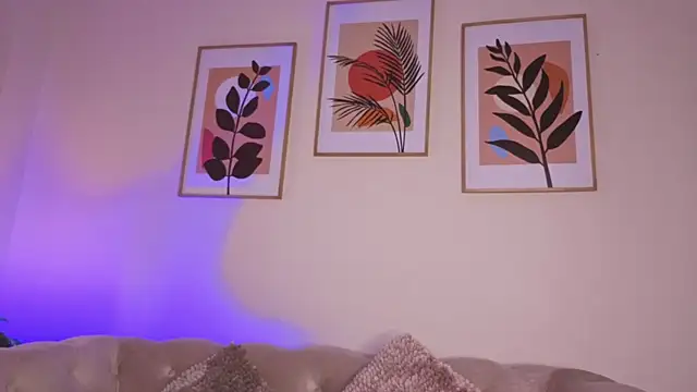 Snapshot of DahianaWalcott chatting on 12-17-25, 08:15 DahianaWalcott online show from 12-17-25, 08:15