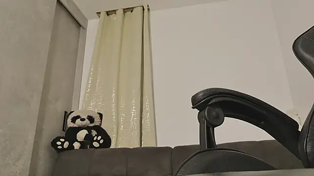 Snapshot of miss_valery2 chatting on 06-17-26, 05:43 miss valery2 online show from 06-17-26, 05:43