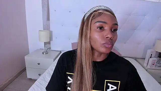 Isla Scott online show from 11-26-25, 11:22