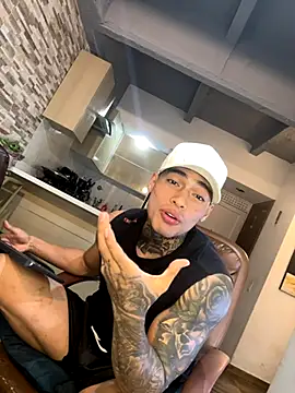 Snapshot of Dominiofit chatting on 11-21-25, 12:32 Dominiofit online show from 11-21-25, 12:32