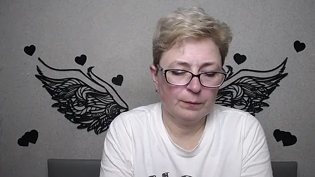 Snapshot of EmiliaGree chatting on 05-17-26, 05:20 EmiliaGree online show from 05-17-26, 05:20