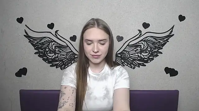 Snapshot of LauraHlot chatting on 04-24-26, 05:48 LauraHlot online show from 04-24-26, 05:48