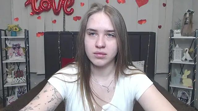Snapshot of LauraHlot chatting on 05-19-26, 06:20 LauraHlot online show from 05-19-26, 06:20