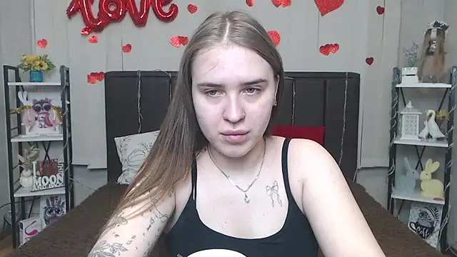 Snapshot of LauraHlot chatting on 05-23-26, 06:01 LauraHlot online show from 05-23-26, 06:01