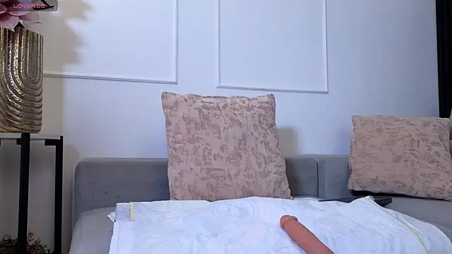 anellejones online show from 12-18-25, 04:51