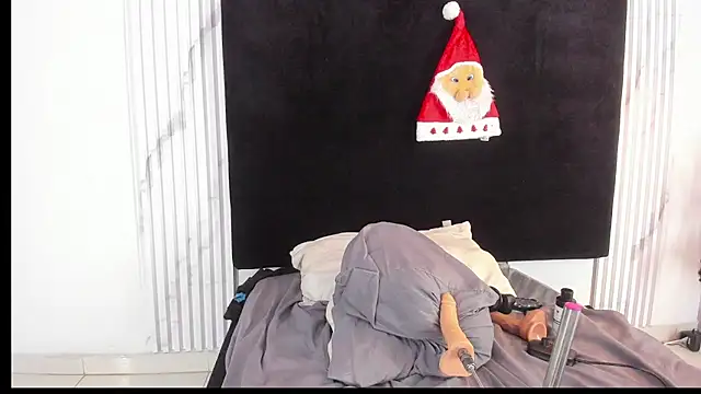 melaniecooperr online show from 12-16-24, 09:09