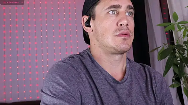 Snapshot of DamienSliick chatting on 10-16-25, 03:40 DamienSliick online show from 10-16-25, 03:40