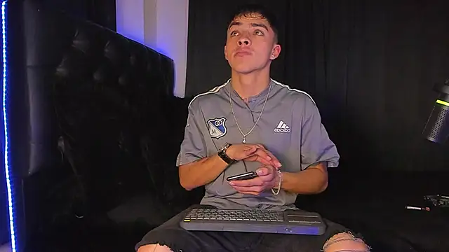 Snapshot of James1lee_ chatting on 12-09-24, 02:45 James1lee  online show from 12-09-24, 02:45