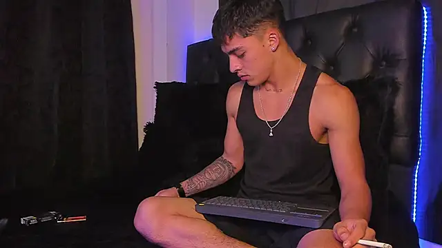 Snapshot of James1lee_ chatting on 12-16-24, 02:36 James1lee  online show from 12-16-24, 02:36