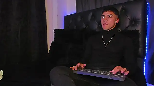 Snapshot of James1lee_ chatting on 12-17-24, 03:28 James1lee  online show from 12-17-24, 03:28