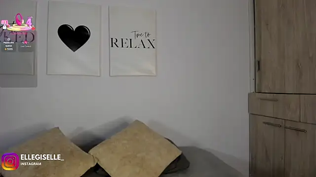 Snapshot of ElleGisellee chatting on 06-26-26, 03:00 ElleGisellee online show from 06-26-26, 03:00