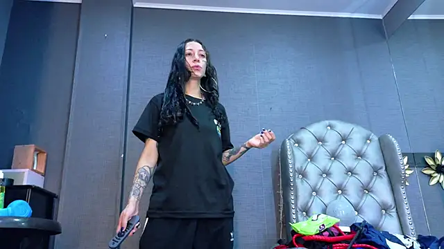 Snapshot of LusstCruella chatting on 12-18-25, 03:40 LusstCruella online show from 12-18-25, 03:40