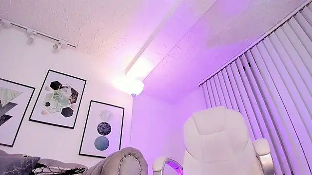 Snapshot of kendaall_jenner_ chatting on 01-24-25, 10:11 kendaall jenner  online show from 01-24-25, 10:11