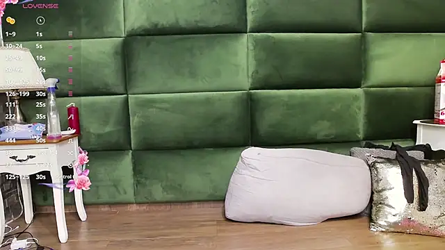 Snapshot of SelenSummer chatting on 10-24-25, 06:59 SelenSummer online show from 10-24-25, 06:59