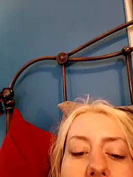 Snapshot of SkarlettRose96 chatting on 11-19-25, 01:44 SkarlettRose96 online show from 11-19-25, 01:44