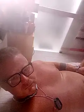 Snapshot of swingr chatting on 12-04-24, 12:30 swingr online show from 12-04-24, 12:30