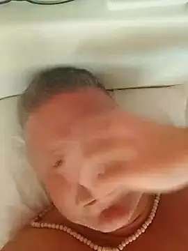 Snapshot of swingr chatting on 12-17-24, 08:34 swingr online show from 12-17-24, 08:34