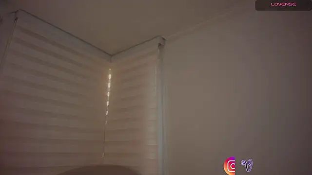 venusleroy  online show from 10-21-25, 09:48