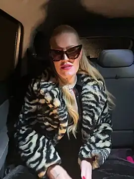 Snapshot of Sissy-Bee chatting on 12-07-24, 04:47 Sissy-Bee online show from 12-07-24, 04:47