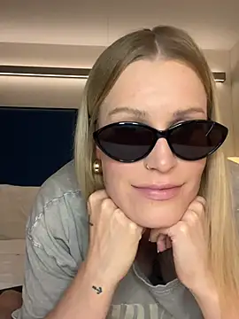 Snapshot of Sissy-Bee chatting on 02-12-25, 05:26 Sissy-Bee online show from 02-12-25, 05:26