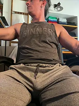 Snapshot of victorxxx2401 chatting on 01-06-25, 12:24 victorxxx2401 online show from 01-06-25, 12:24