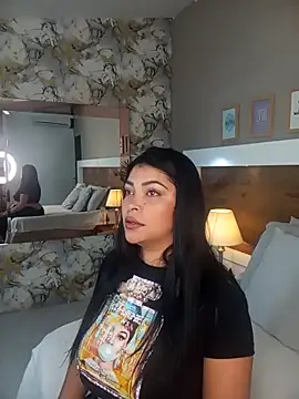 Snapshot of EmaBakker chatting on 12-22-25, 12:02 EmaBakker online show from 12-22-25, 12:02