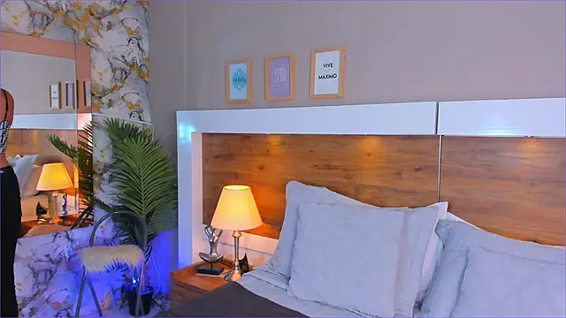 Snapshot of EmaBakker chatting on 01-06-26, 11:25 EmaBakker online show from 01-06-26, 11:25