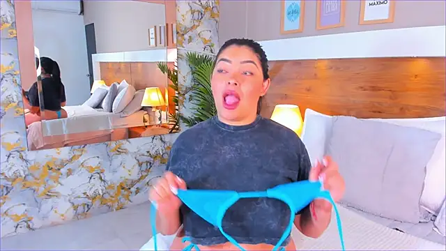 Snapshot of EmaBakker chatting on 01-08-26, 11:23 EmaBakker online show from 01-08-26, 11:23