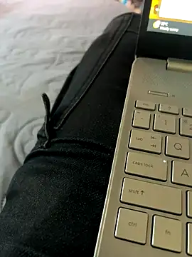 Snapshot of R32RLINE chatting on 09-13-25, 08:58 R32RLINE online show from 09-13-25, 08:58