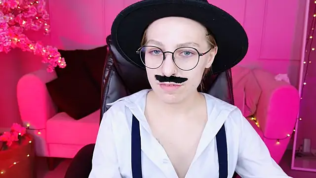 Snapshot of AphexQueen chatting on 12-14-24, 01:05 AphexQueen online show from 12-14-24, 01:05