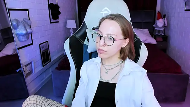 Snapshot of AphexQueen chatting on 01-11-25, 04:14 AphexQueen online show from 01-11-25, 04:14