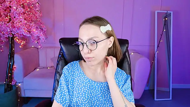 Snapshot of AphexQueen chatting on 01-19-25, 01:22 AphexQueen online show from 01-19-25, 01:22