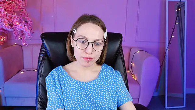 Snapshot of AphexQueen chatting on 01-19-25, 04:25 AphexQueen online show from 01-19-25, 04:25