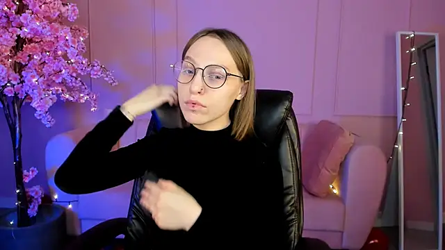 Snapshot of AphexQueen chatting on 02-21-25, 01:11 AphexQueen online show from 02-21-25, 01:11