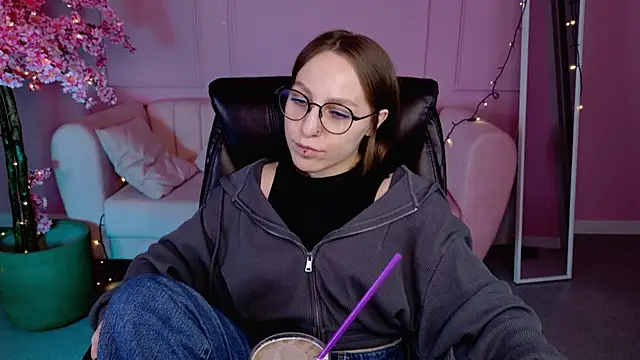 Snapshot of AphexQueen chatting on 02-28-25, 01:03 AphexQueen online show from 02-28-25, 01:03