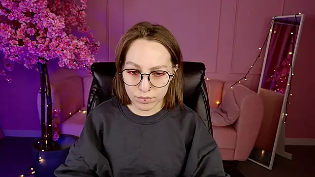 Snapshot of AphexQueen chatting on 03-07-25, 01:18 AphexQueen online show from 03-07-25, 01:18