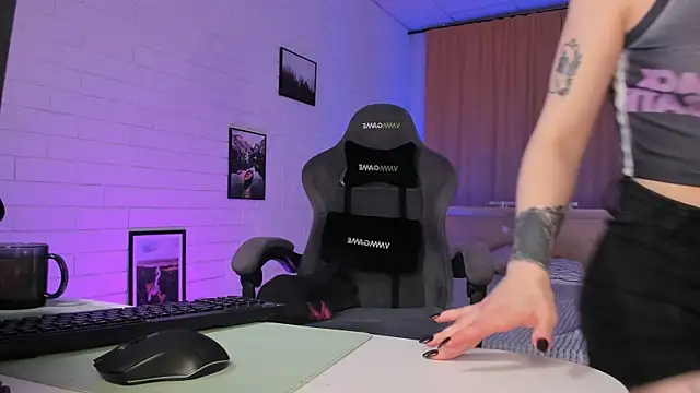 Snapshot of AphexQueen chatting on 11-07-25, 01:33 AphexQueen online show from 11-07-25, 01:33