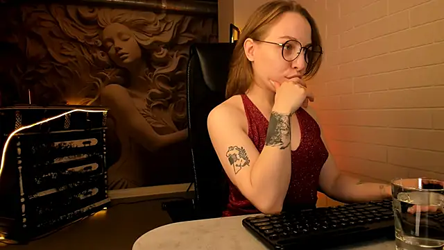 Snapshot of AphexQueen chatting on 11-23-25, 05:29 AphexQueen online show from 11-23-25, 05:29