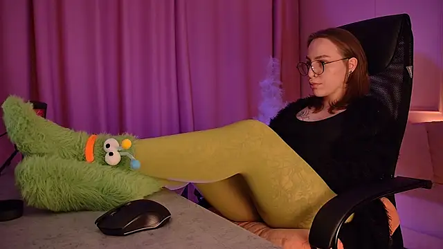 Snapshot of AphexQueen chatting on 12-16-25, 09:25 AphexQueen online show from 12-16-25, 09:25